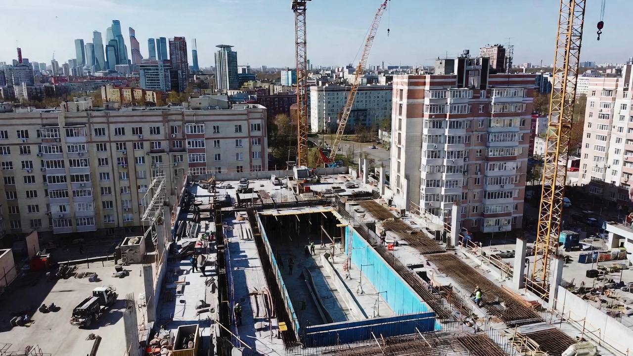 Строительство бассейна на крыше дома в Москве
